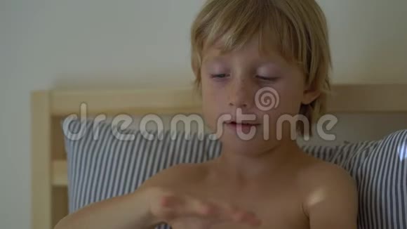 一个小男孩吐了餐巾庆祝他的病愈视频的预览图