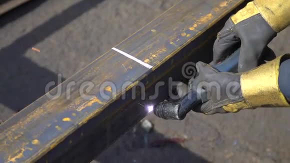 一个带手套的工作金属仓库用焊机切割金属横梁视频的预览图