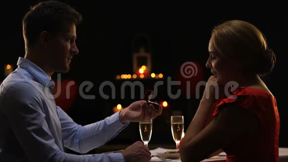 男人向心爱的女人求婚把珍贵的戒指戴在手指上浪漫的晚餐视频的预览图