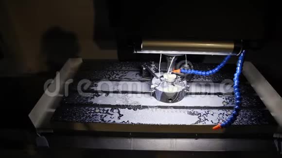 数控铣床在运行中高科技机床金属加工视频的预览图