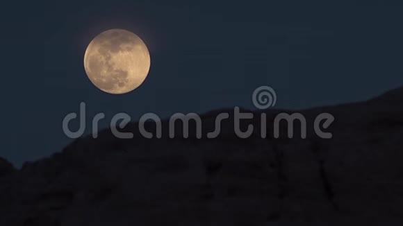 看着月亮在乌兹别克斯坦慢慢升起视频的预览图