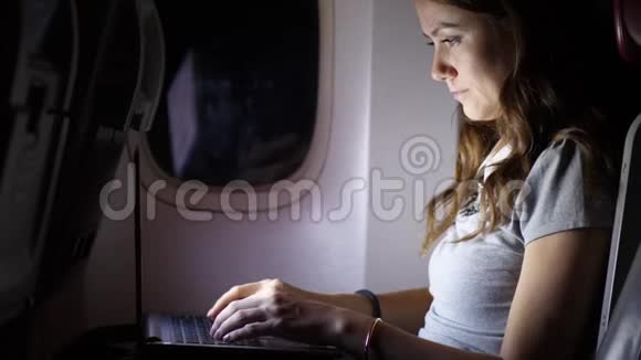 商务女性在飞机上从事计算机工作视频的预览图
