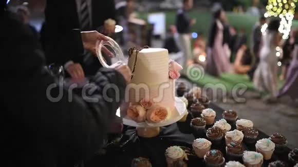 参加婚礼的客人切蛋糕视频的预览图