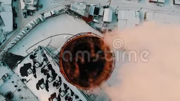 空气污染问题工业工厂的管道冒出的烟雾污染空气视频的预览图