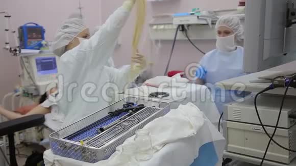 一名女外科医生助理将手术器械放入容器中视频的预览图