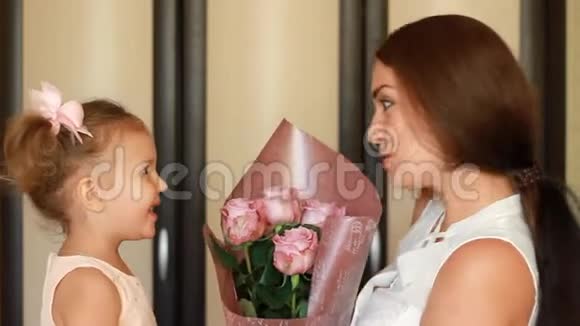 妈妈祝贺女儿生日女人拥抱亲吻她的孩子视频的预览图