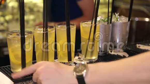 酒吧柜台提供新鲜鸡尾酒包括橘子柠檬薄荷和冰块视频的预览图