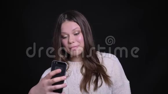年轻有魅力的白种人女性通过视频电话进行随意交谈的特写照片视频的预览图