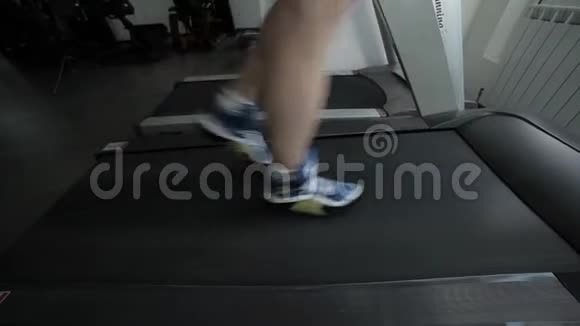 运动员在跑步机上脚视频的预览图