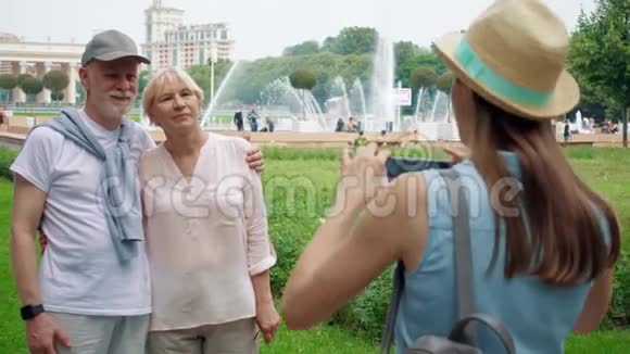 女儿在莫斯科高尔基公园度假旅行时用手机拍照视频的预览图