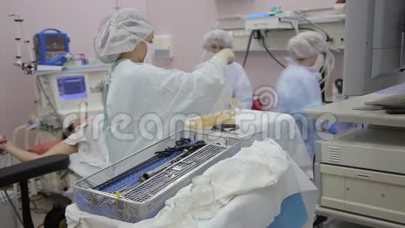 一组外科医生助理在手术完成后准备手术室进行灭菌在那之后视频的预览图