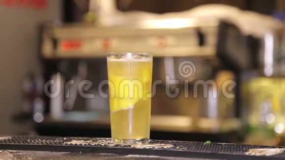 酒吧柜台提供新鲜鸡尾酒包括橘子柠檬薄荷和冰块视频的预览图