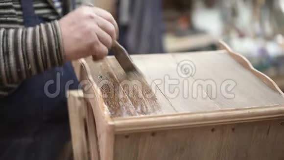 木艺工作室用无色清漆加工木制家具视频的预览图