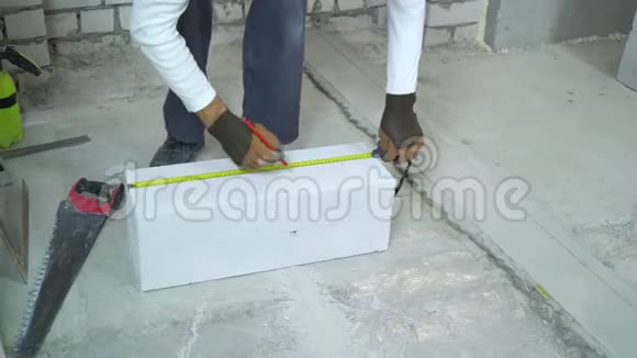 建筑工人在施工现场对加气混凝土砌块做标记视频的预览图
