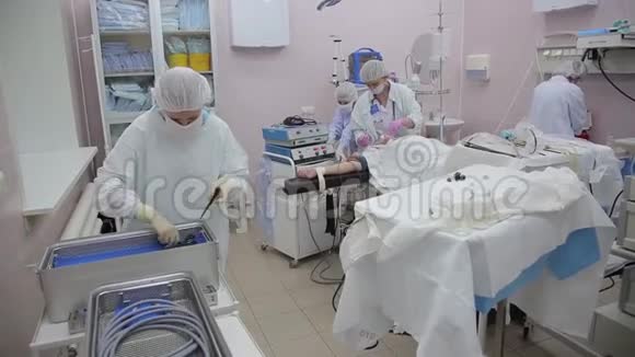 一个医疗小组在手术完成后准备一间手术室进行消毒视频的预览图