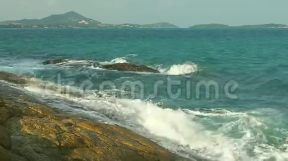 从萨梅拉塔科观点看岩石的波浪破碎视频的预览图