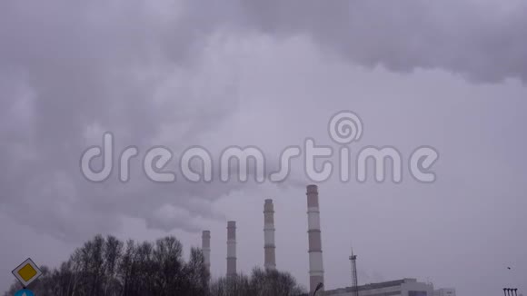 来自工业工厂的空气污染工业管道在天空中排放烟雾有毒的烟雾粉尘污染大气视频的预览图