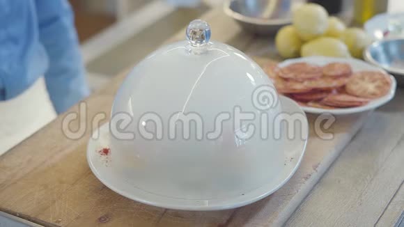 特写惊人的盘子顶部有大玻璃罩里面的盘子是干冰分子厨房厨师的身体视频的预览图