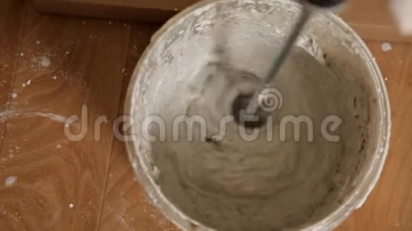 公寓瓷砖水泥砂浆在桶中搅拌水泥砂浆修理视频的预览图