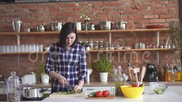 一对年轻夫妇在厨房的肖像女孩切蔬菜让男人试一试视频的预览图