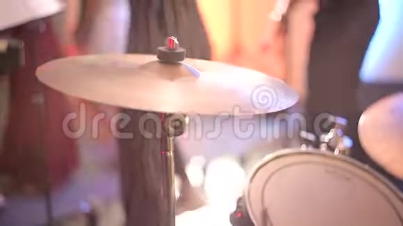鼓手在音乐会上演奏鼓手打板鼓视频的预览图