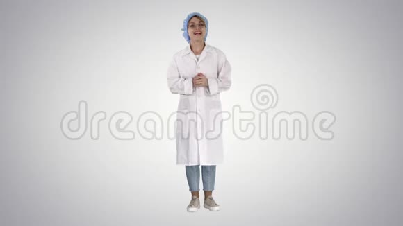 年轻的女医生在梯度背景下以非常情绪化的方式与镜头交谈视频的预览图