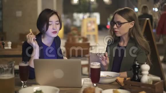 两名年轻女子讨论工作计划晚上在咖啡馆吃饭视频的预览图