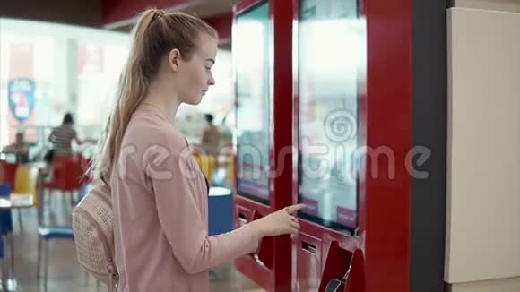 女性在快餐店用电子自动点菜机点菜视频的预览图