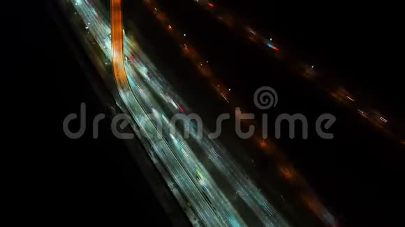 夜间延时鸟瞰繁忙的交通道路与城市天际线俯视图视频的预览图