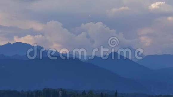 意大利4k山上的黑暗风暴云快速移动视频的预览图