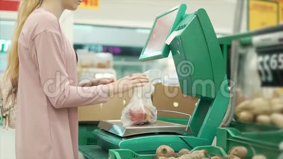 女购物者正在超市里秤着蔬菜视频的预览图