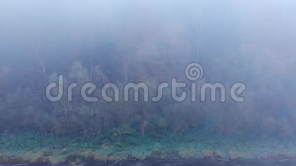 喀尔巴阡山秋雾晨空中观景吊车射击视频的预览图