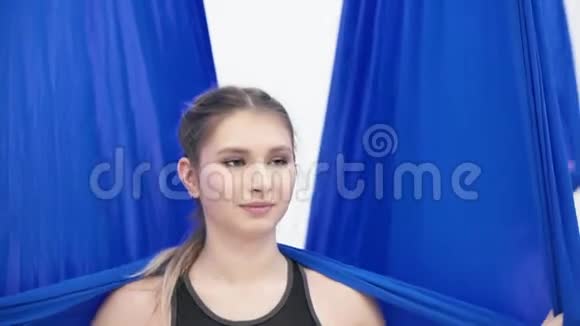 一个美丽的年轻女孩的肖像她在一个健身俱乐部视频的预览图