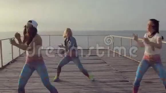 才华横溢的精力充沛的女孩在日落时在海边翩翩起舞视频的预览图