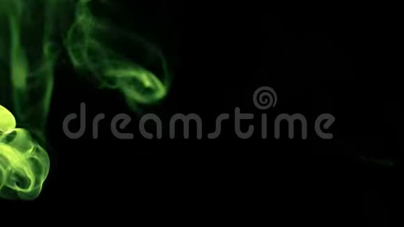 黑色背景和黑暗概念的绿色烟雾视频的预览图