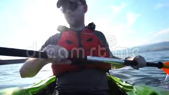 男子在独木舟上蹒跚夏季水上运动视频的预览图