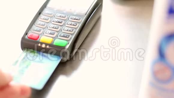 男子将信用卡插入终端用信用卡付款并设置密码视频的预览图