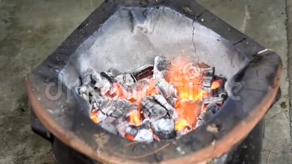 烧炭烧烤炉里烧着火红的火焰视频的预览图