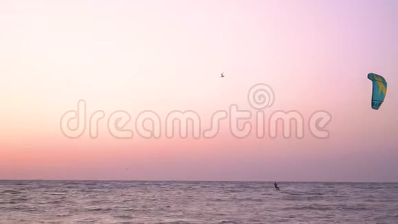 黎明时分那人放着一只训练风筝动作缓慢视频的预览图