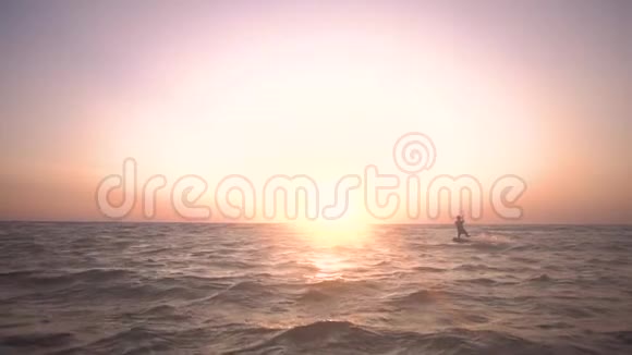 黎明时一对风筝沿着波浪滑翔视频的预览图
