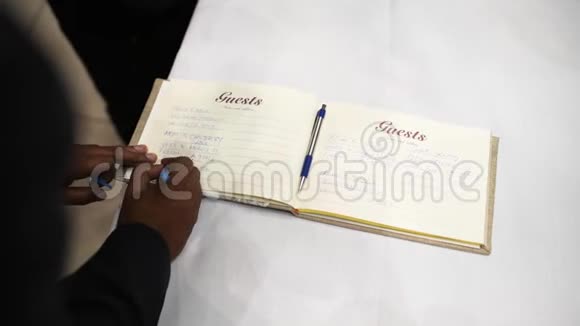 特写手在婚礼上的祝贺书中写着祝贺视频的预览图