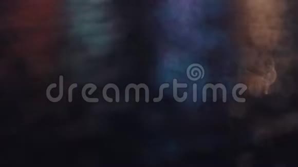 美丽的多色闪光模糊的波克反射波在河中的夜景视频的预览图
