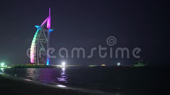 夜晚迪拜沙滩被海浪冲刷夜深人静月光或海上的月光视频的预览图