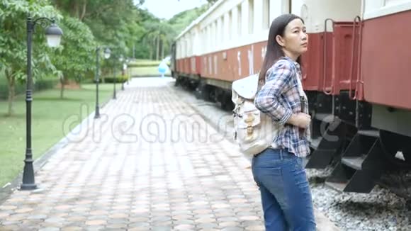 4K镜头快乐的亚洲旅游妇女在火车站走到火车上走上楼梯乘老式火车在亚洲旅行视频的预览图
