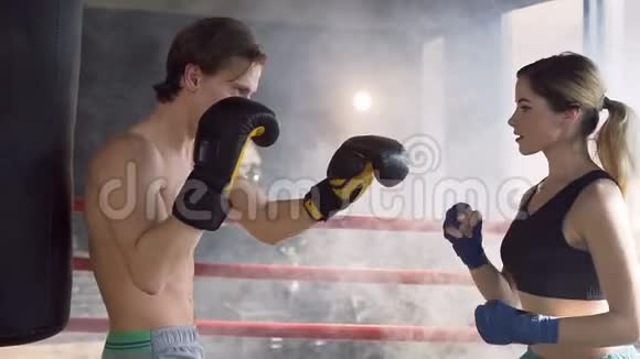 在拳击场上配合男教练训练女子视频的预览图