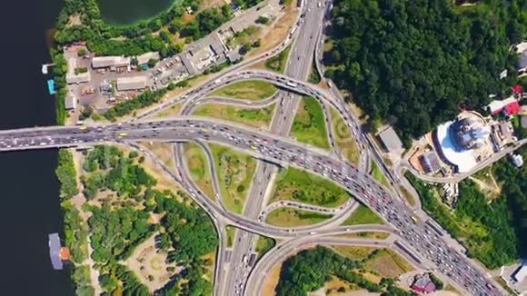 基辅帕顿桥高速路口的鸟瞰图相机围绕着连接的圆形旋转视频的预览图