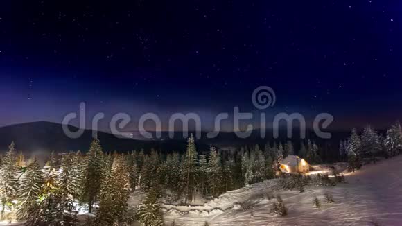 星移在山脉的小房子上面的Winter乌克兰喀尔巴阡视频的预览图