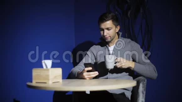男人用智能手机在酒吧喝咖啡视频的预览图