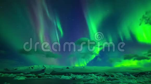 令人惊叹的4k时光流逝全景拍摄绿紫色北极光北极光北极光在黑暗的夜空中平静地发光视频的预览图
