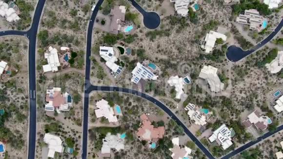 亚利桑那州斯科茨代尔豪华别墅的空中俯视图视频的预览图